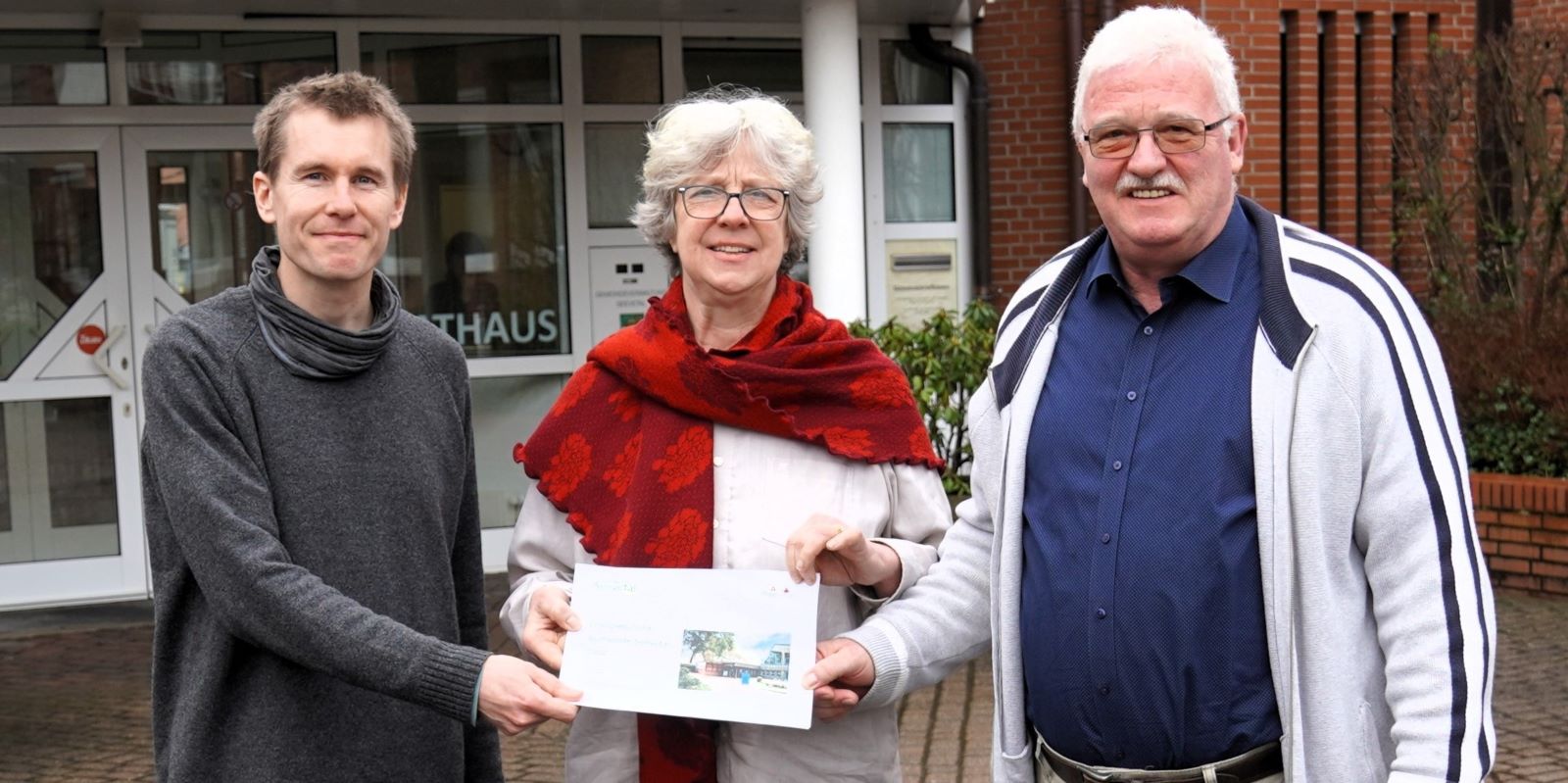 Übergabe des Energieberichtes von Seevetals Wirtschaftsförderer Michael Mammes (l.) und dem Leiter der Gebäudewirtschaft Ingo Knedel (r.) an Seevetals Bürgermeisterin Emily Weede. Foto: Gemeinde Seevetal