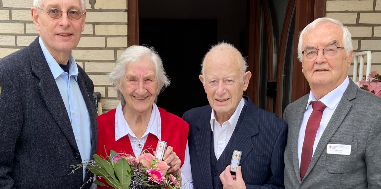 Danke für 70 Jahre! Dr. Andreas B. Kummer, Leiter Ehrenamtliche Sozialarbeit DRK Harburg (l.) und DRK-Vizepräsident Peter Holst (r.) überreichten die Ehrennadeln an Gertrud und Ernst Singer aus Fischbek  Foto: DRK Har