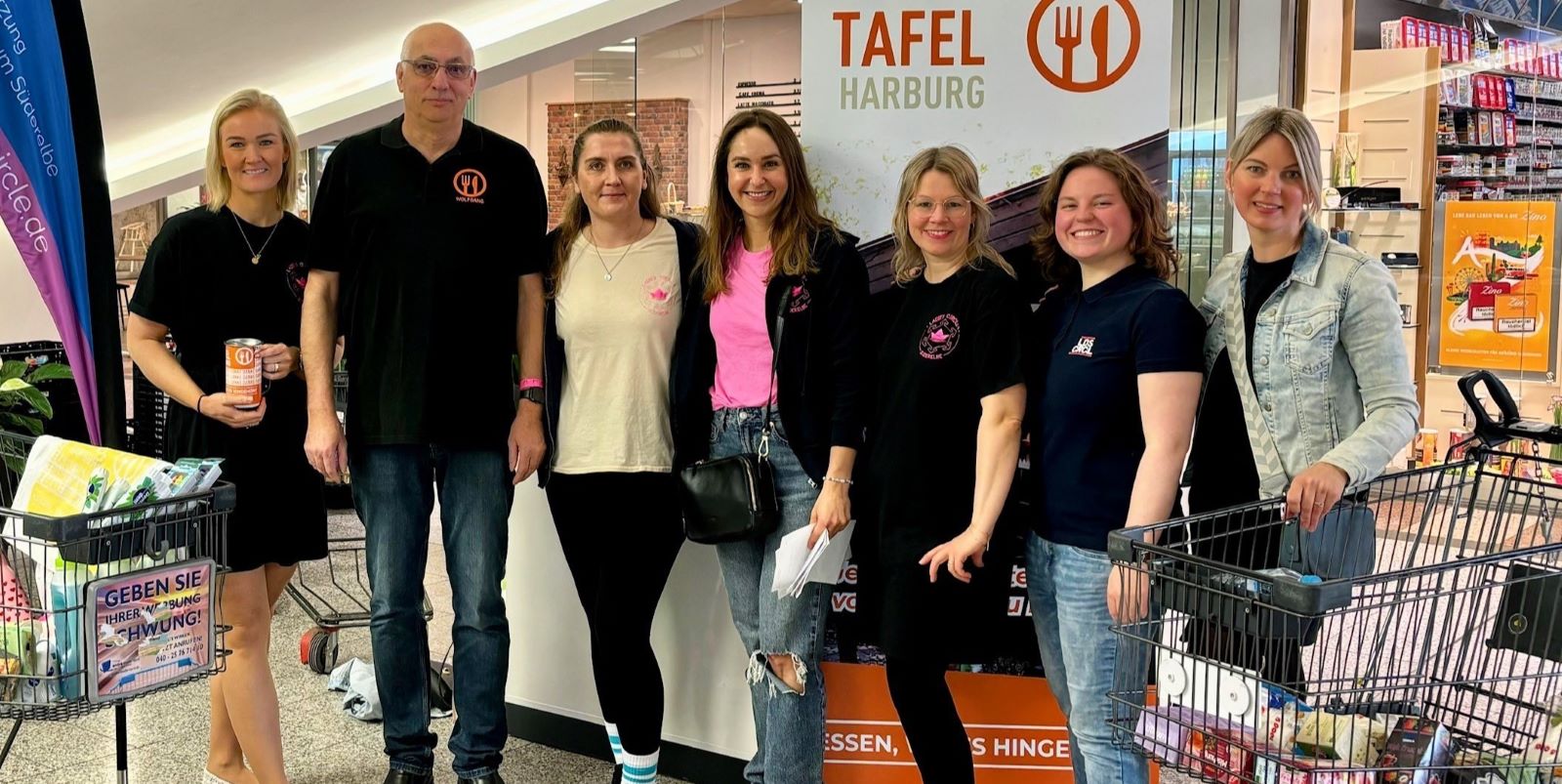 Freuen sich über die erfolgreiche Aktion des Ladies Circle: Johanna Thon (LC9 Süderelbe), Wolfgang Naujoks (Tafel Harburg), Anna Thobaben (LC9 Süderelbe) , Miriam Westermann (LC9 Süderelbe), Claudia Rückert (LC9 Süderelbe), Mara (LC10 Hamburg), Johanna Lohmann (LC9 Süderelbe). Foto: privat