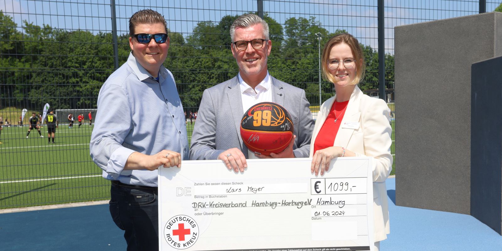 Freuen sich über den Erfolg der Versteigerung (v.l.n.r.): Hamburgs Finanzsenator Dr. Andreas Dressel mit dem Meistbietenden Lars Meyer (Hans E. H. Puhst Grundstücksverwaltung) sowie DRK-Spendenbeauftragte Viktoria Ehlers.