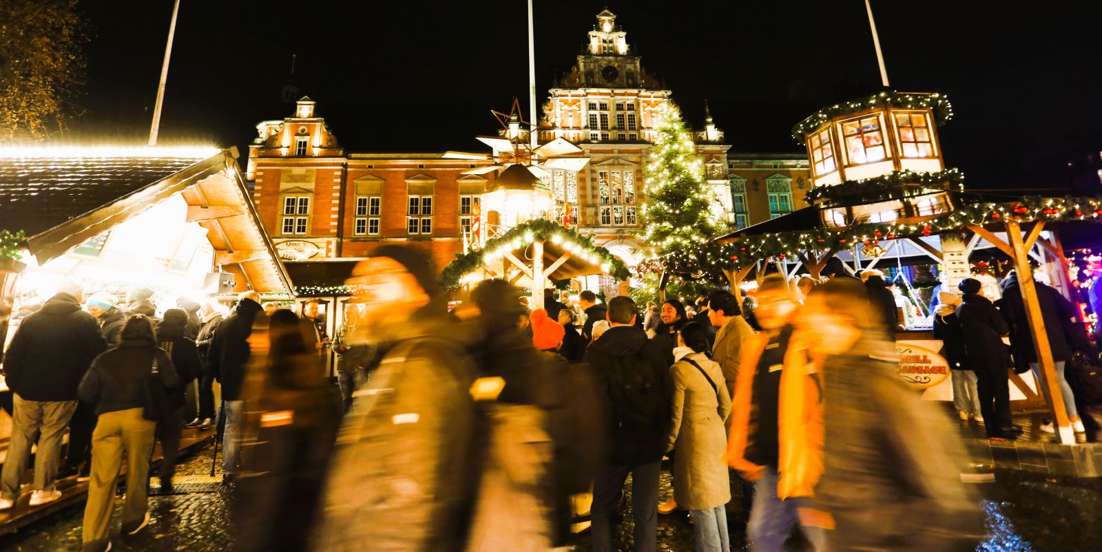 Endlich wieder Weihnachtsmarkt vor dem Rathaus: Donnerstag gehts los! Foto: Christian Bittcher