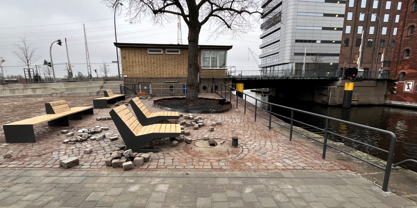 An der sanierten Kaimauer: Das wird die neue Sitzgelegnheit am Wasser im Binnenhafen. Foto: Christian Bittcher