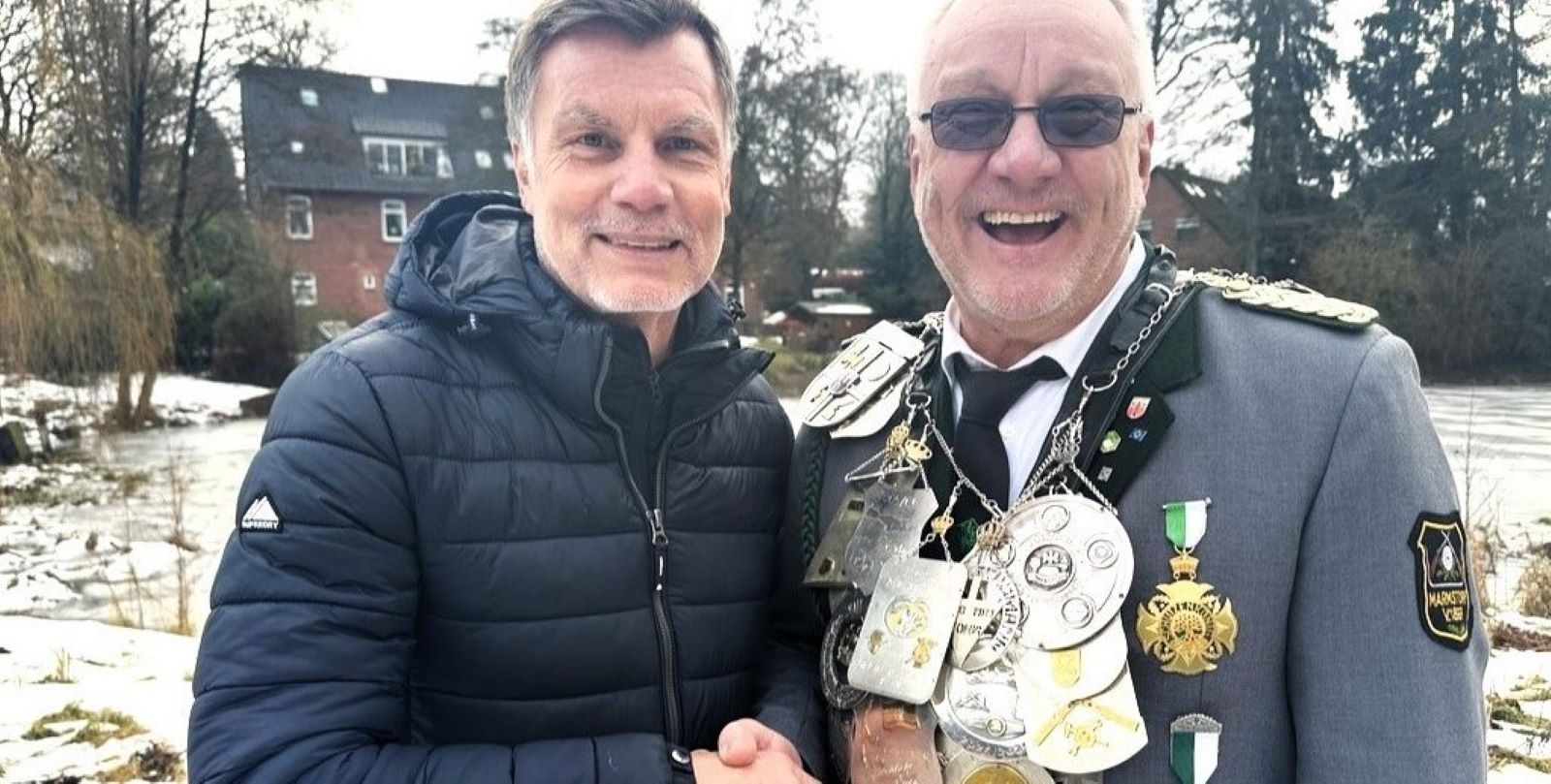 Thomas Helmer war sofort Feuer und Flamme, als ihn Marmstorfs Schützenkönig Stefan Heidtmann herausforderte.  Foto: Medienfritzen