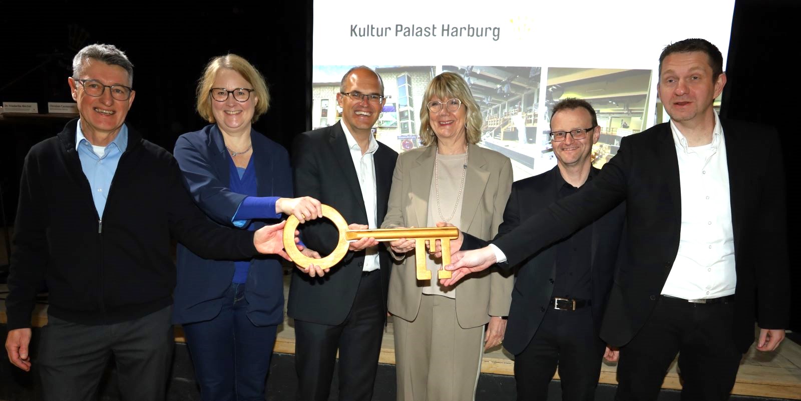 Symbolische Schlüsselübergabe: Bernard Kössler (v.l., GMH), Dr. Friederike Mechel, Christian Carstensen, Dörte Inselmann, Thorsten Winkler und Jochen Schindlbeck (beide Kulturpalast).  Foto: Christian Bittcher