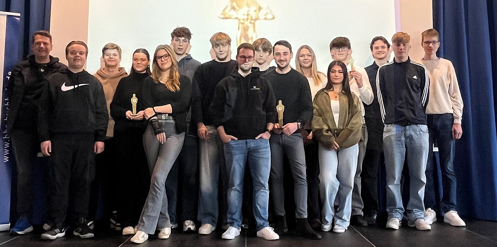Schüler, Lehrer, Unternehmer und Kooperationspartner würdigen bei der Preisverleihung die gelungenen Imagefilme. Foto: Landkreis Harburg