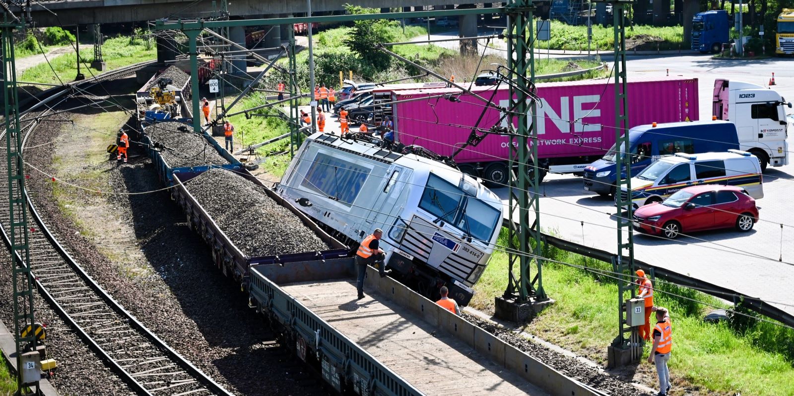 Einsatzkräfte und Gleisbauarbeiter arbeiten daran, die entgleiste Lok mit schwerem Gerät wieder auf die Schienen zu setzen. Foto: Lenthe-Medien