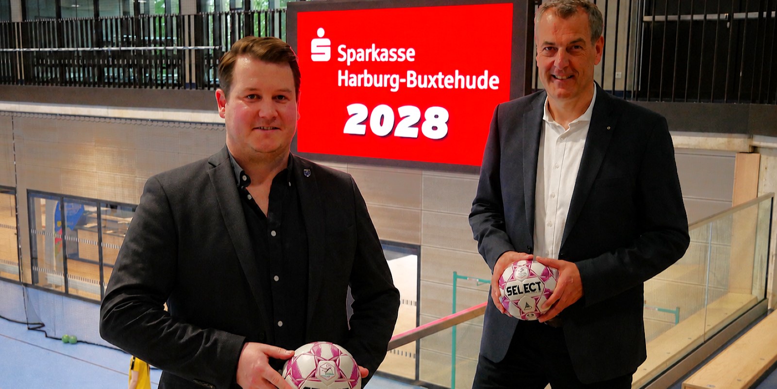 Timm Hubert und Andreas Sommer freuen sich über die Verlängerung der Partnerschaft. Foto: Sparkasse