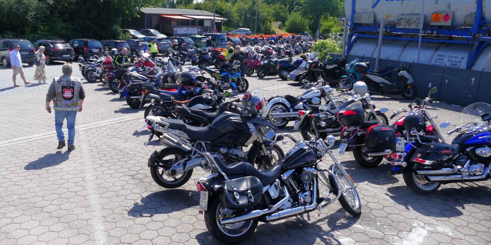 Bei bestem Wetter genossen mehr Menschen als im vorigen Jahr das Fest mit viel Musik, Speis und Trank und vor allem jeder Menge schweren Motorrädern. Fotos:  Gisbert Vokrap