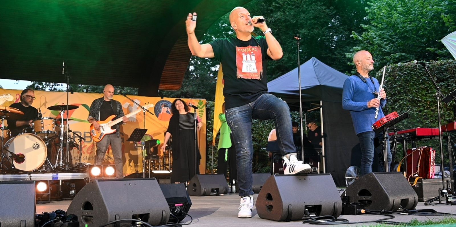 Lotto King Karl rockt die Freilicht-Bühne und begeistert die Fans. Foto: Lenthe-Medien
