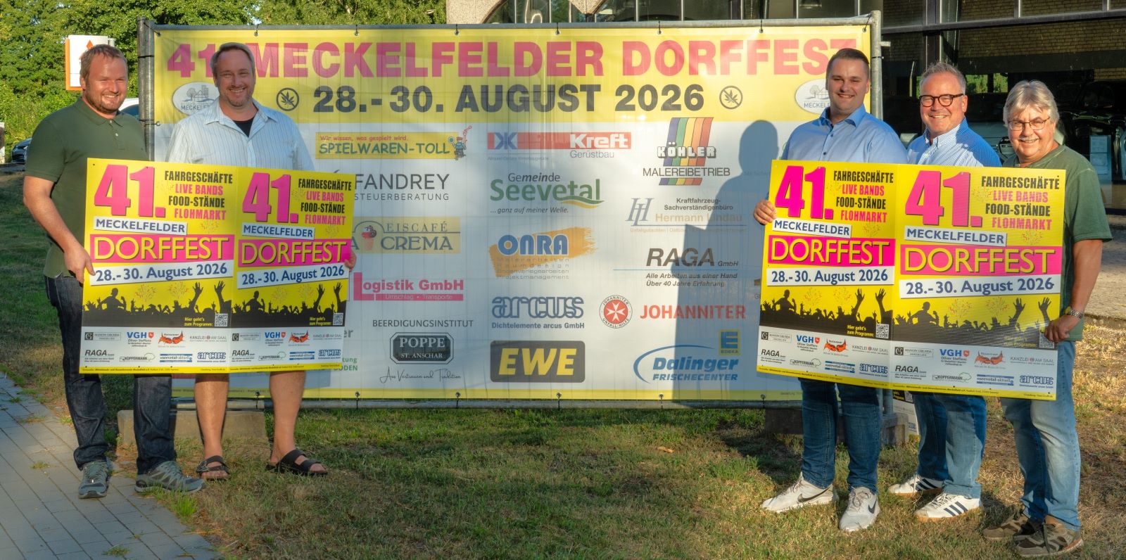 Sie organisieren das Meckelfelder Dorffest: Sören Koppermann (von links, 2. Vorsitzender), Bastian Lange (Festleiter), Dennis Hamann (1. Vorsitzender), Marco Walczak, Hermann Lindau (Beisitzer). Foto: MGM