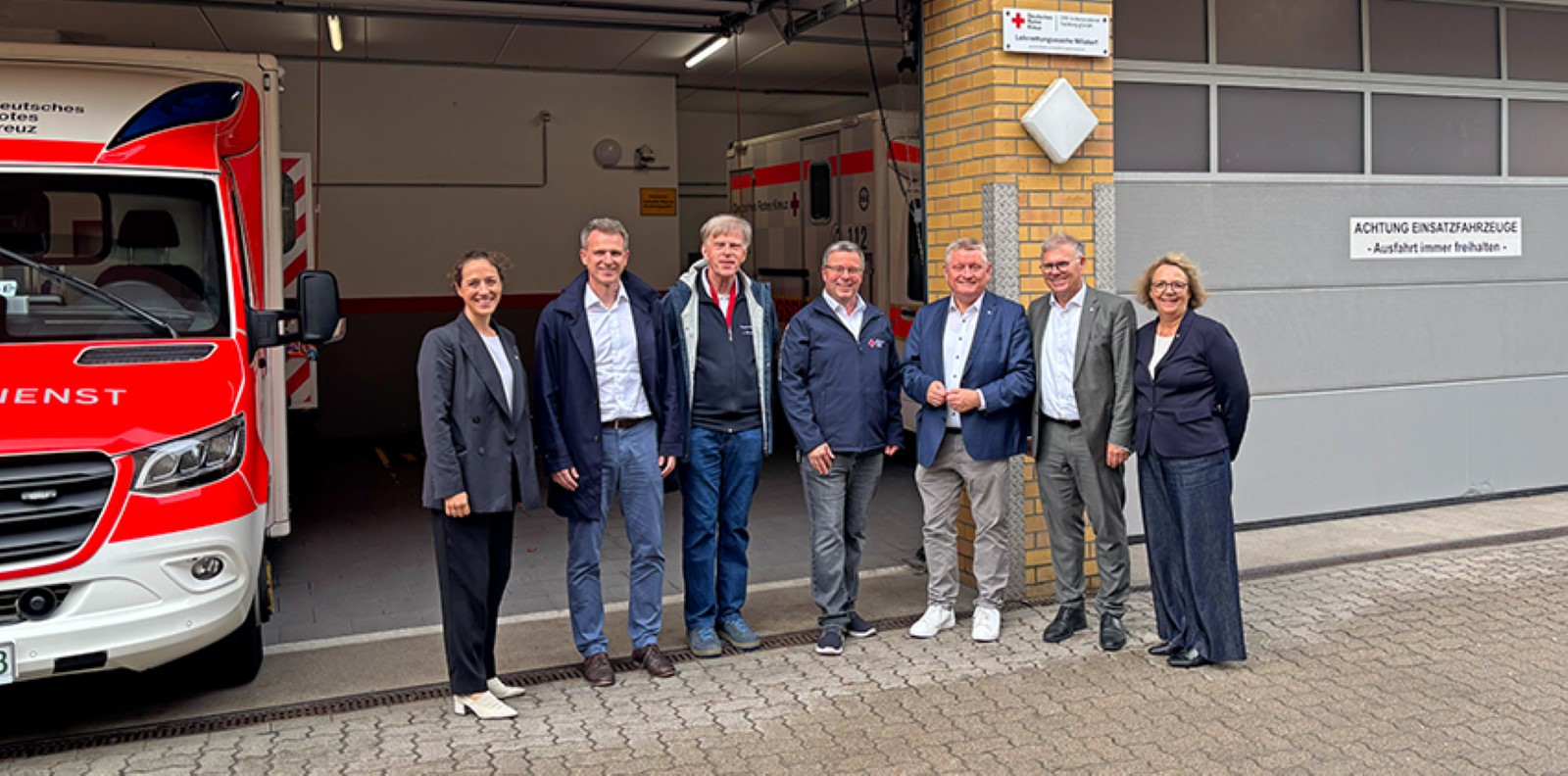 Lynn Kühl (Pressesprecherin DRK), Dr. Joß Steinke (Vorstand DRK-Landesverband Hamburg), Lothar Bergmann (Präsident DRK-Kreisverband Hamburg-Harburg), Harald Halpick (Vorstand DRK-Kreisverband Hamburg-Harburg), Hermann Gröhe (Präsident DRK), Dr. Michael Labe (Präsident DRK-Landesverband Hamburg) und Marion Harnisch (Vizepräsidentin DRK-Landesverband Hamburg). Foto: DRK